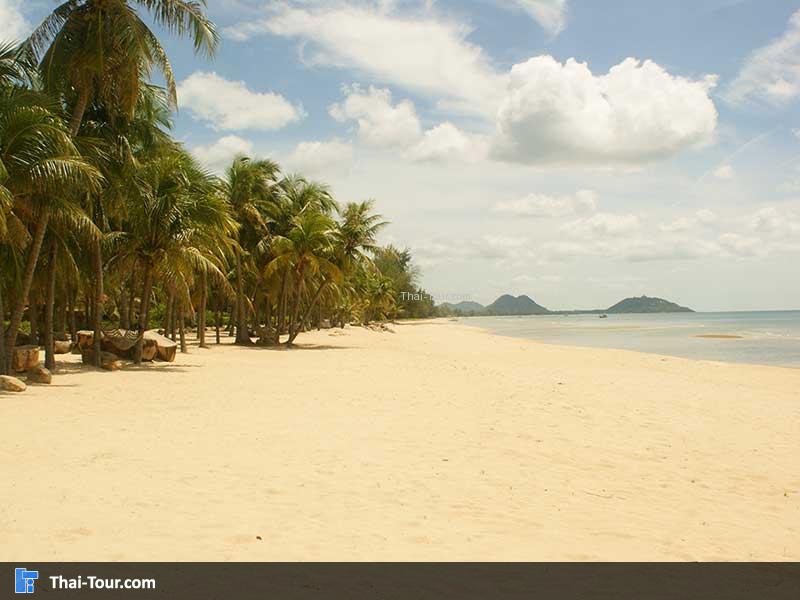 ชายหาดขาวสะอาด หาดบ้านกรูด