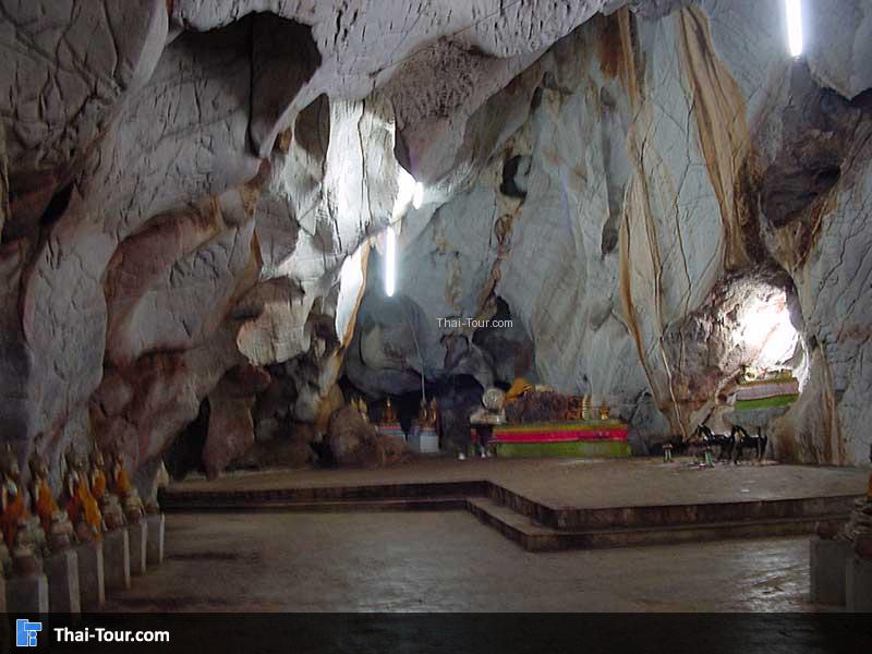จุดกราบไหว้พระ ถ้ำเขาม้าร้อง