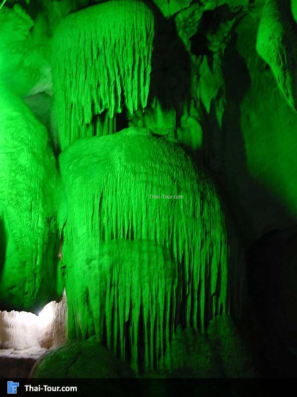 บรรยากาศภายในถ้ำ สีเขียวมรกตสวยงามมาก