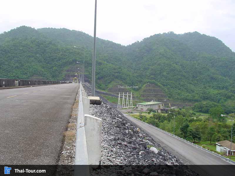 ถนนบน เขื่อนเขาแหลมหรือเขื่อนวชิราลงกรณ์