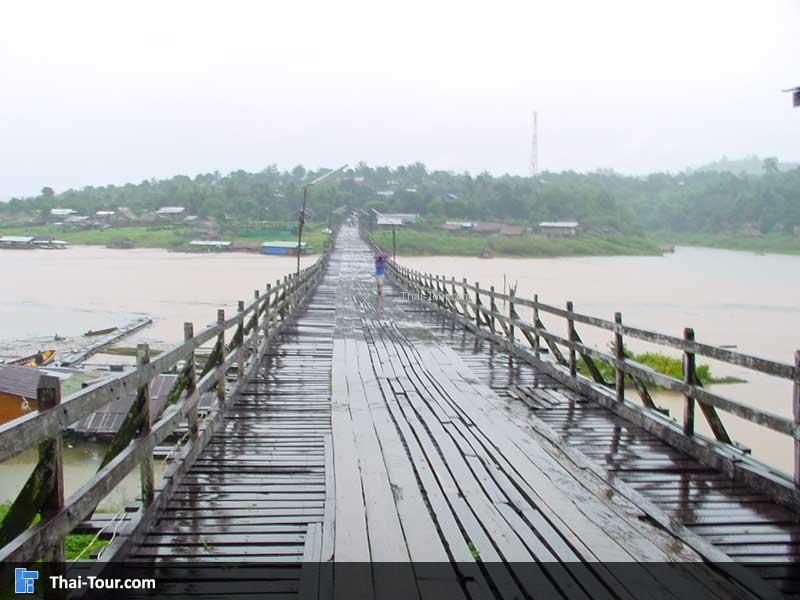 ช่วงฝนตกจะไม่ค่อยมีคนเดินบนสะพานมอญ เงียบสงบมาก