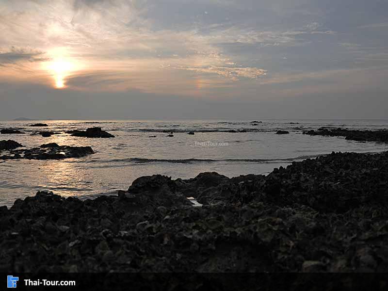 พระอาทิตย์ขึ้นตอนเช้าที่หาดวนกร