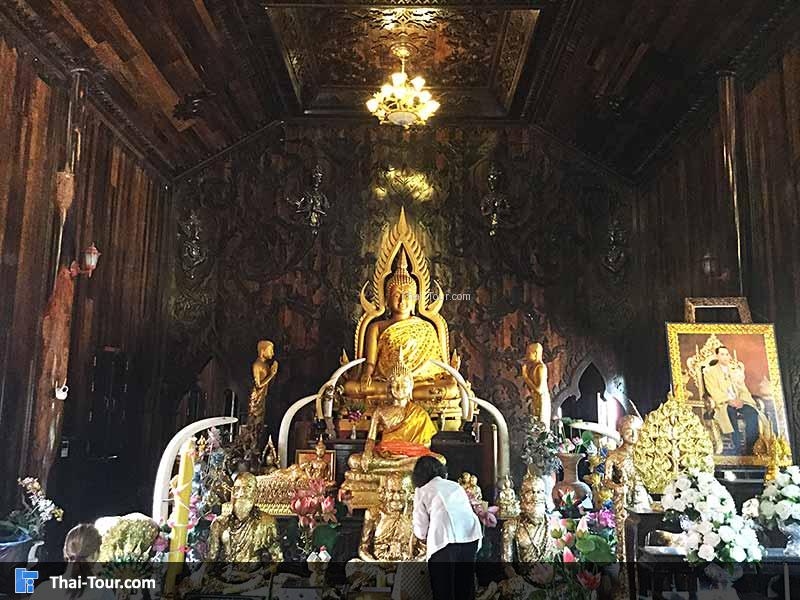 จุดกราบไหว้บูชา ดอกไม้ธูปเทียน