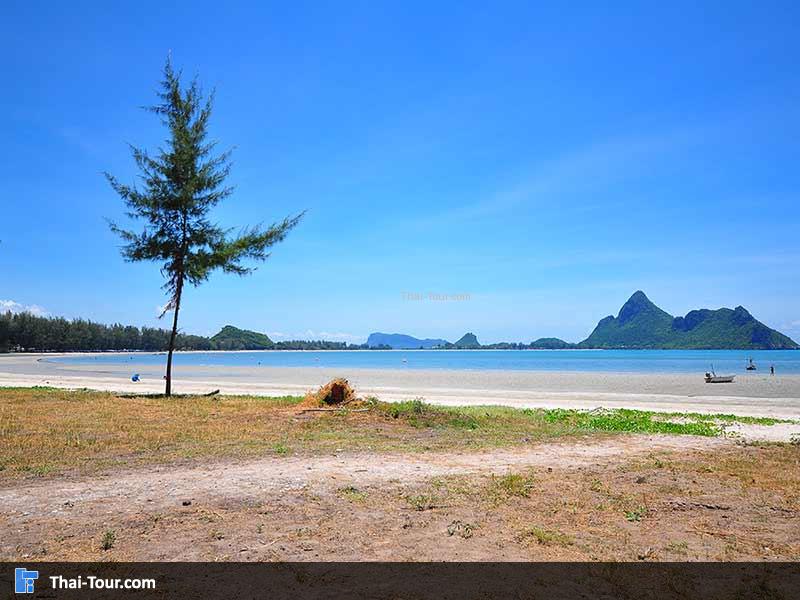 ชายหาดที่ขาวที่อ่าวมะนาว