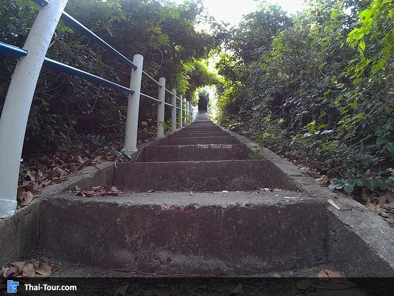 บันไดทางขึ้นไปบนเขาล้อมหมวก