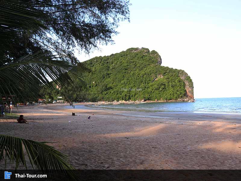 ชายหาดที่เงียบสงบ ไม่ค่อยมีคนมาก