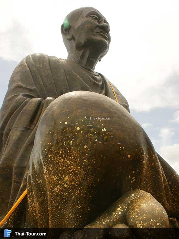 หลวงพ่อโตองค์ใหญ่ มุมด้านข้าง