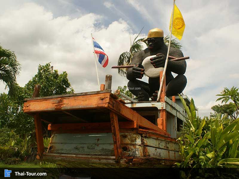 มีจุดกราบไหว้หลายจุดบริเวณรอบๆ