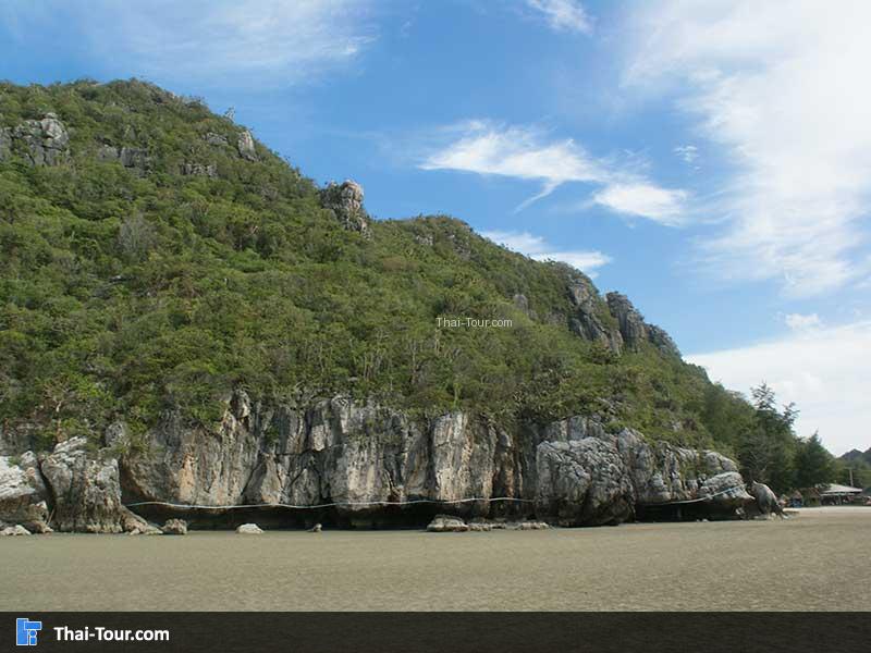 หน้าชายหาดมองเข้าไปที่วิวเขา