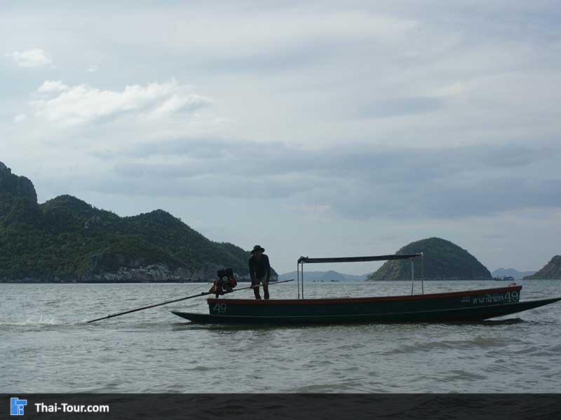 เรือลำเล็กออกจากฝั่ง