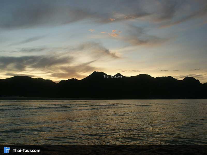 วิวพระอาทิตย์ยามเย็นที่หาดบางปู