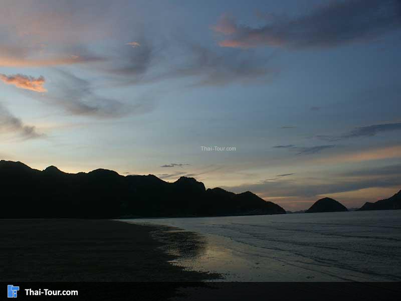 ชายหาดยามเย็นที่เงียบสงบ