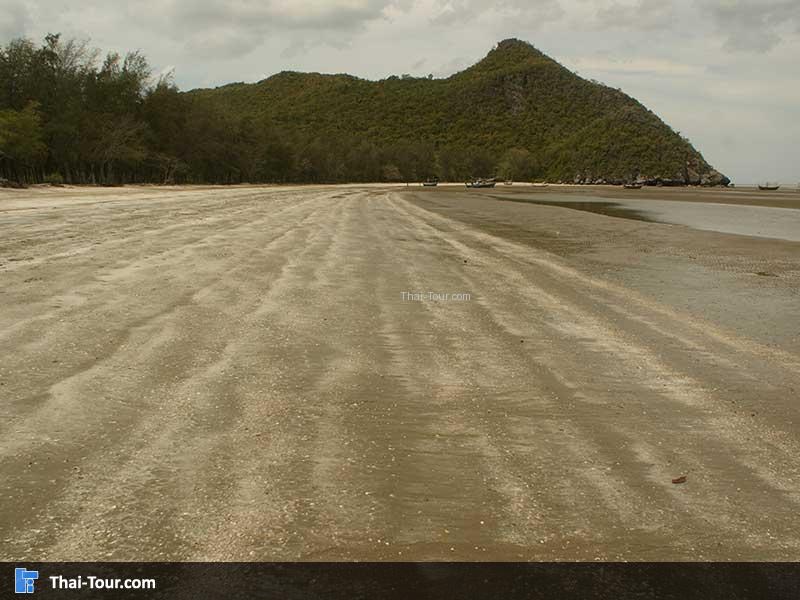 หน้าชายหาดหาดสามพระยา น้ำลด