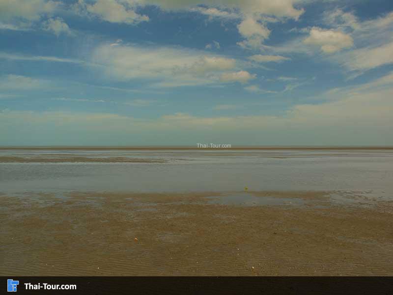 น้ำทะเลที่ลดลงไปเยอะมาก เดินเล่นได้สบายๆ