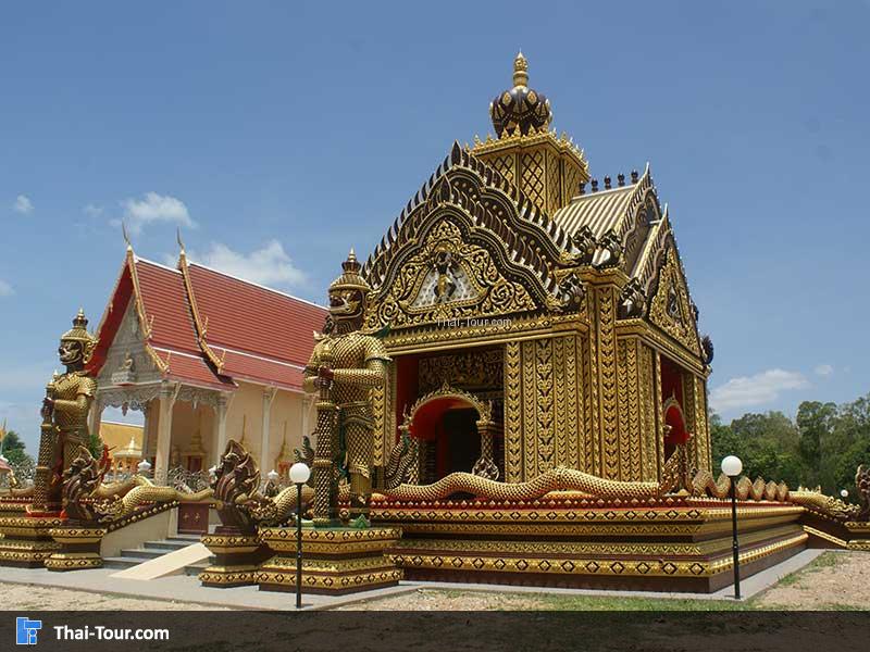 มียักษ์ 2 ตน ยืนเฝ้าหน้าประตูทางเข้า