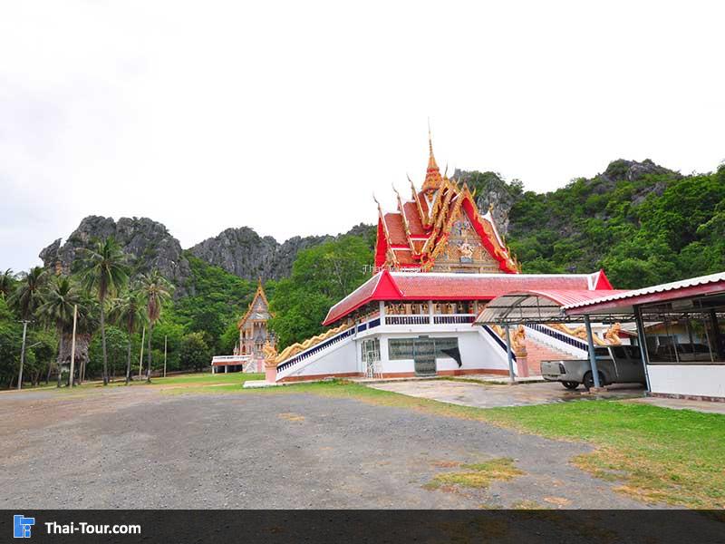 วัดเขาแดงที่ล้อมรอบด้วยธรรมชาติ