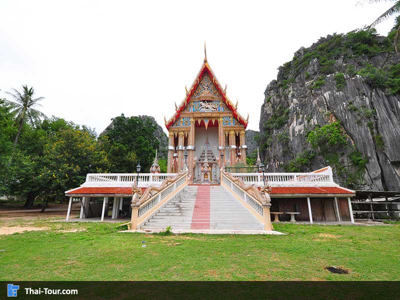 วัดเขาแดง ด้านหลังเป็นภูเขาปูน