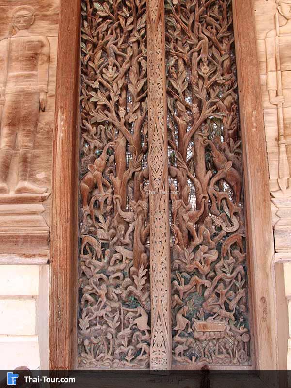 ประตูเป็นแกะสลักไม้