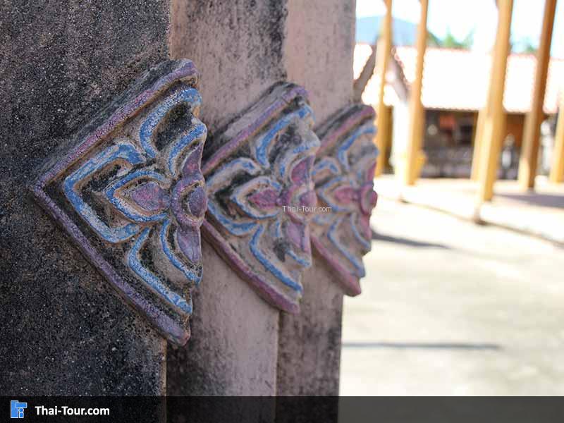 เสาของวัดกุฎีมีลายสลักสีสวย