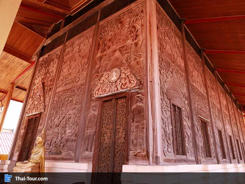 โบสถ์ที่ทำด้วยไม้สักทั้งหลังเลย