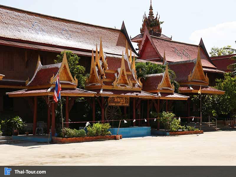 ด้านหน้าของทางเข้าวัดกุฎี