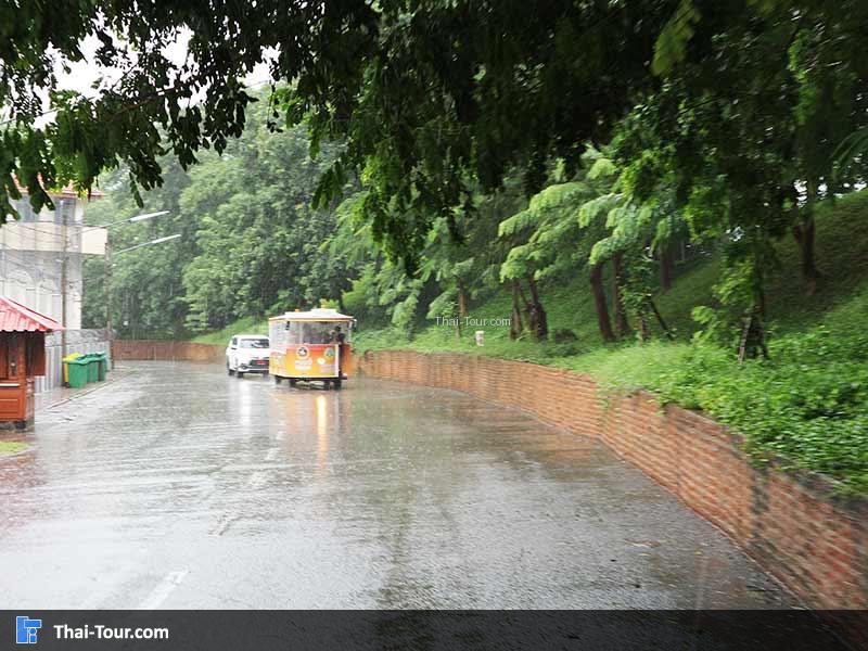 ถนนริม กำแพง เป็นช่วงที่ฝนตกพอดี