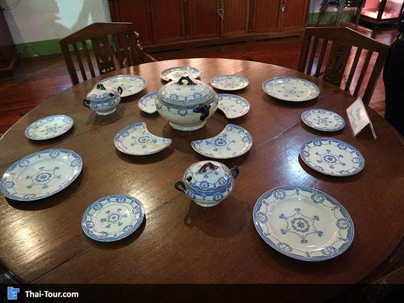 โต๊ะเก้าอี้ และจาน 