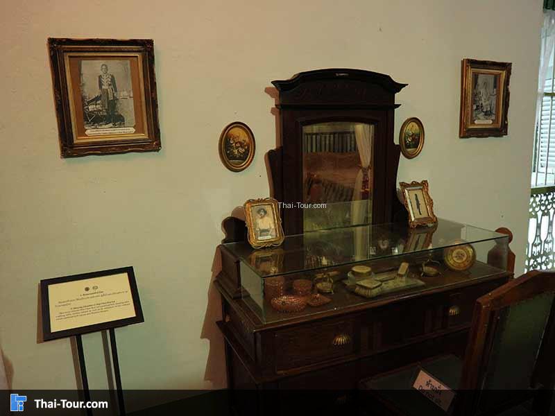 โต๊ะกระจกเครื่องแป้ง