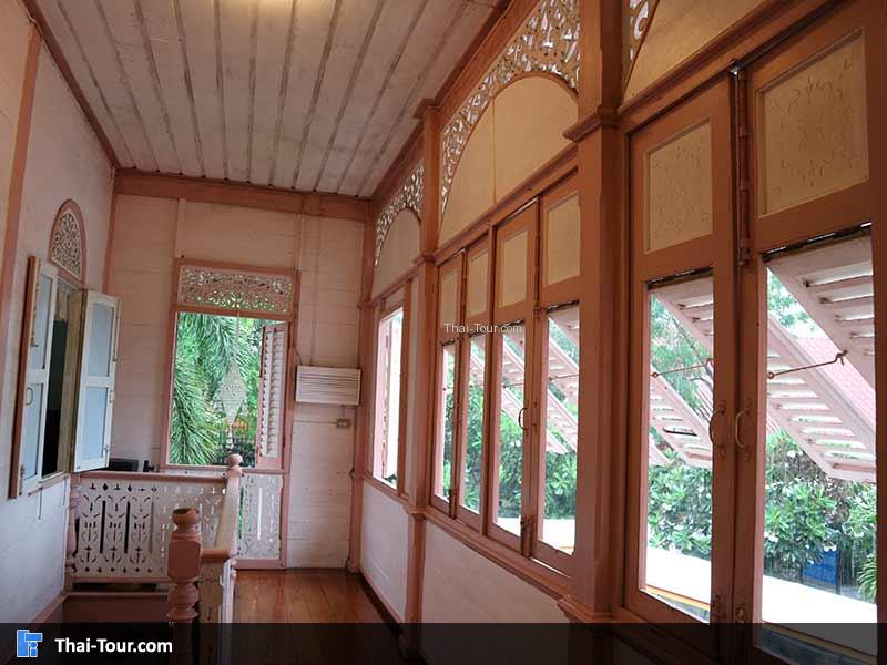 ด้านในระเบียงสีสันสดใสมาก