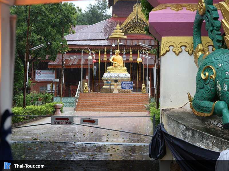 ด้านหน้าของวัดสระบ่อแก้ว