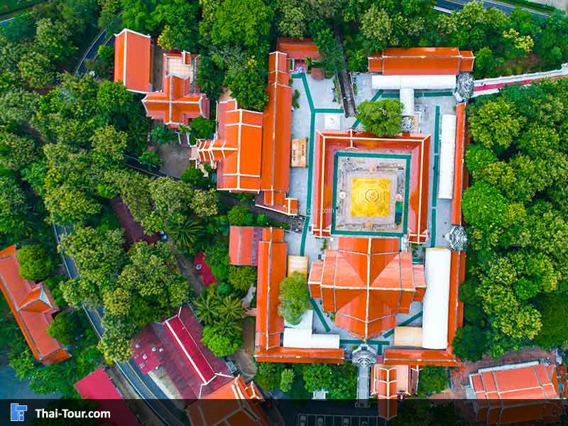 มุมสูงเห็นแผนผังของวัดแบบตรงๆ