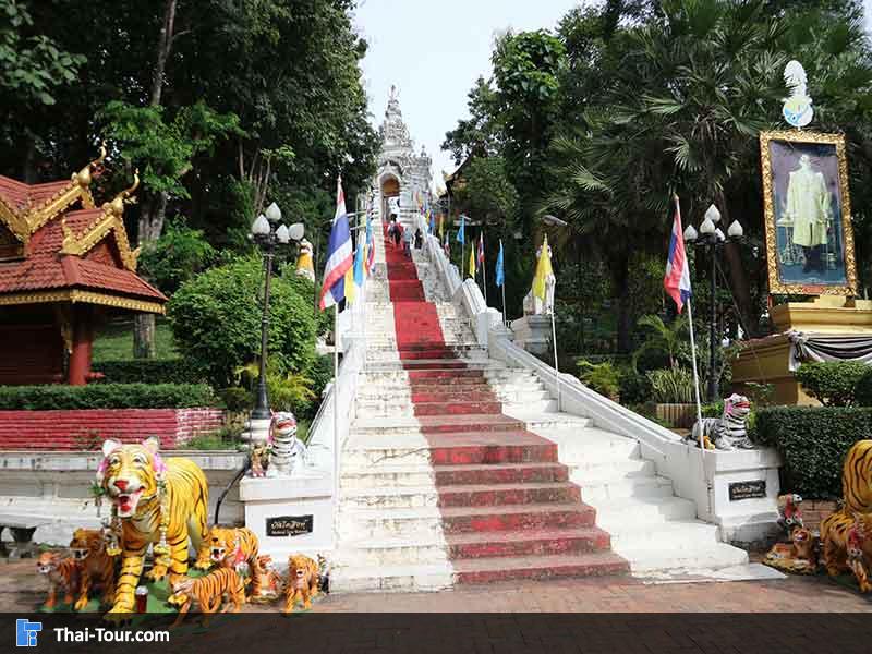บันไดทางขึ้น วัดพระธาตุช่อแฮ แพร่