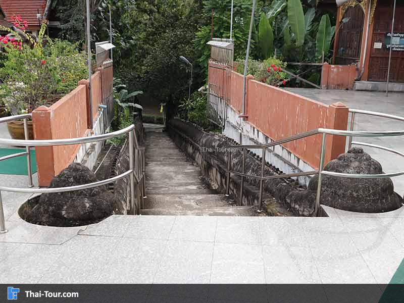 บันไดทางเดินขึ้น