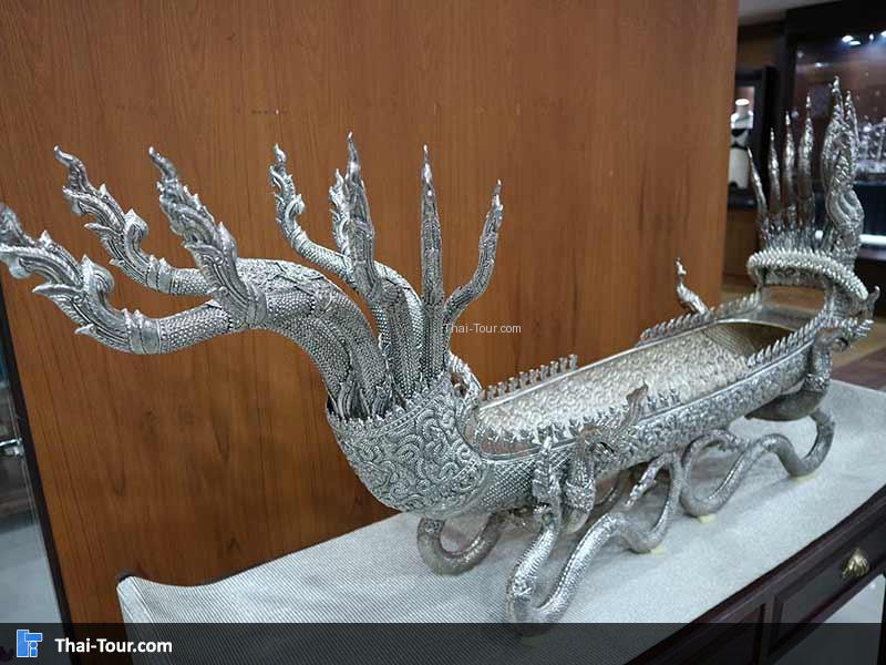 เรือ สวยๆทำจากเงินแท้ ตั้งโชว์อยู่ด้านหน้า