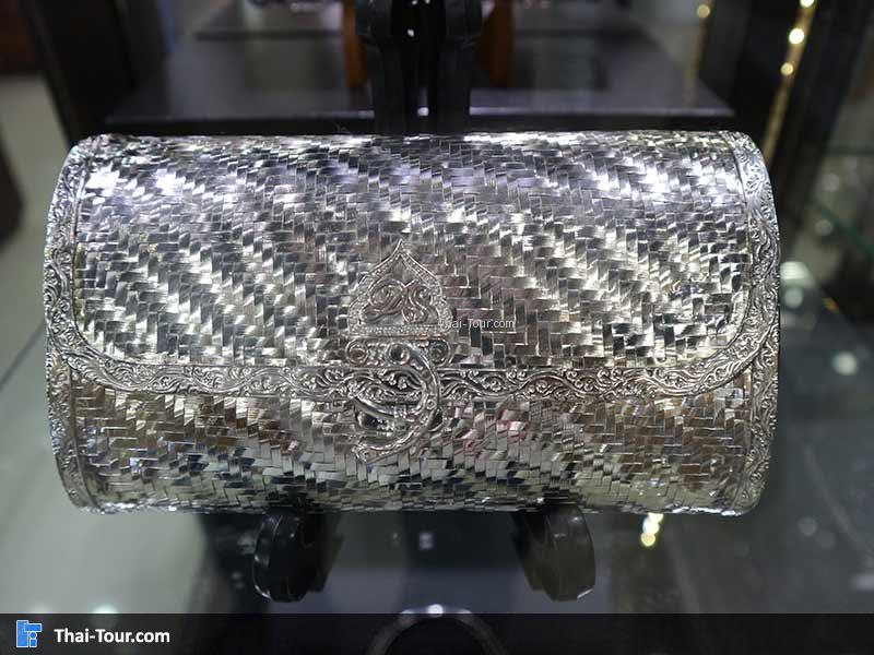 กระเป๋าถือแกะสลักสวยงาม