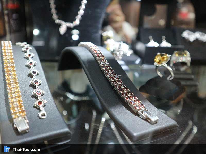 สร้อยข้อมือมีลวดลายสีสัน