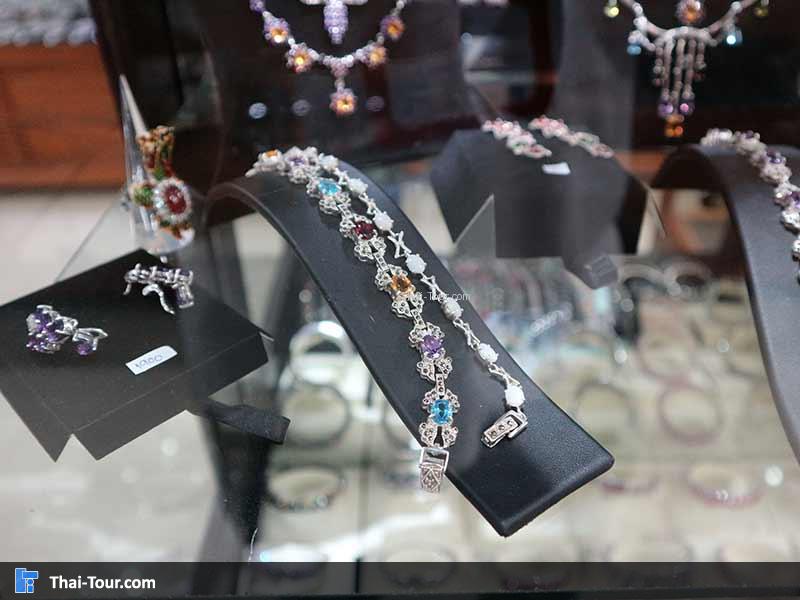 สร้อยข้อมือลงลาย