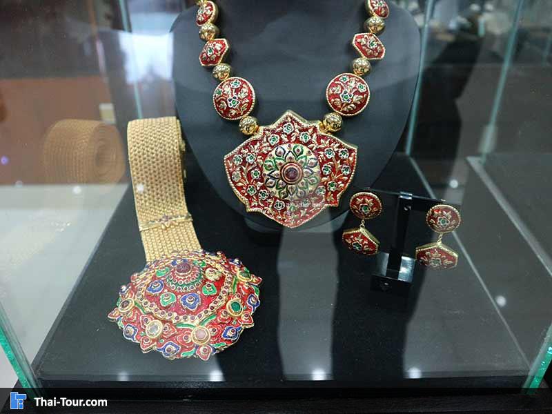 สร้อยพร้อมจี้ลงสีสัน