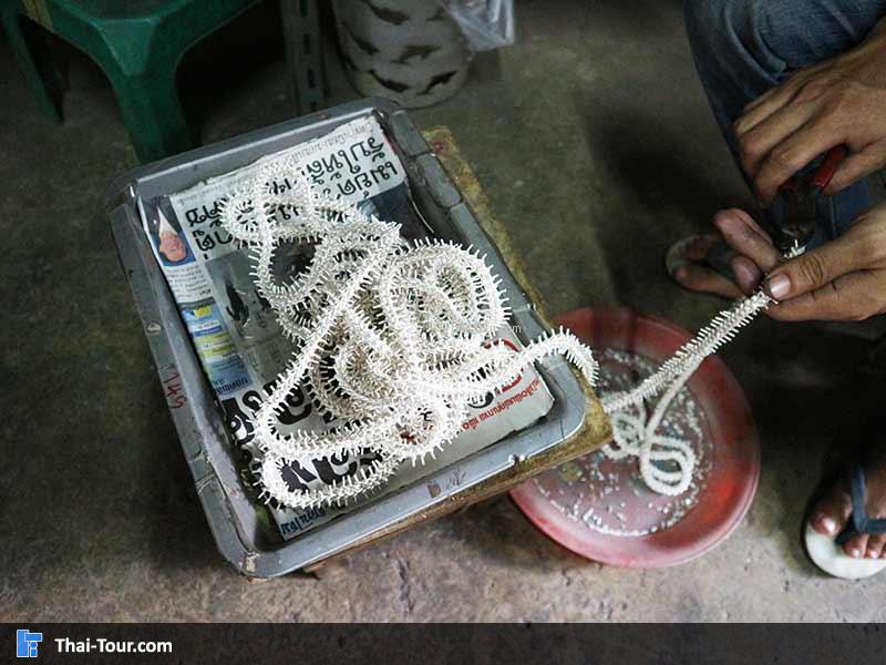 ลงลายสร้อย