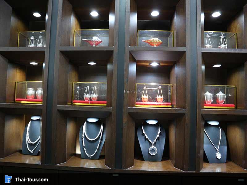 เครื่องเงินจัดโชว์ในตู้สวยๆ