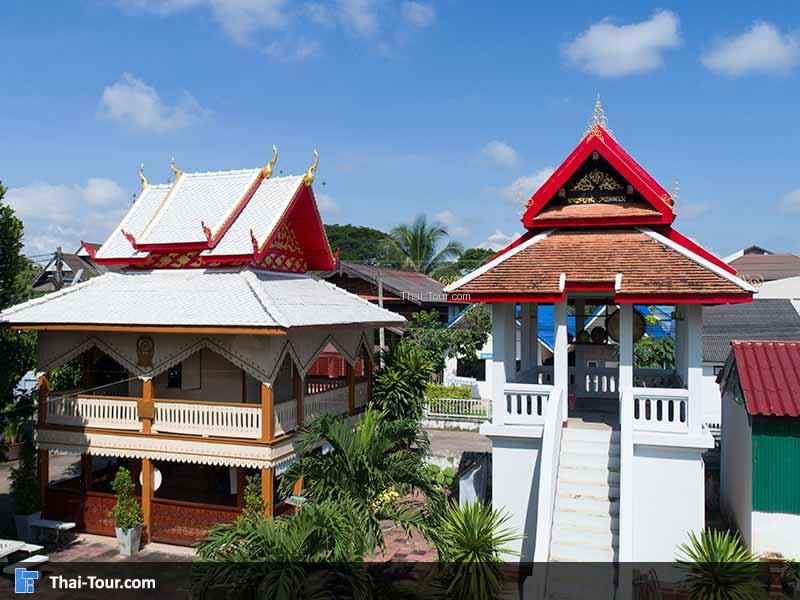 วิวมุมสูงด้านบน มองเห็นหอระฆัง