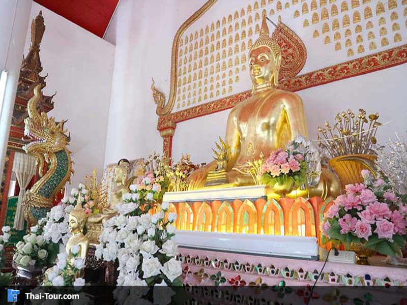 พระประธานภายในวิหาร