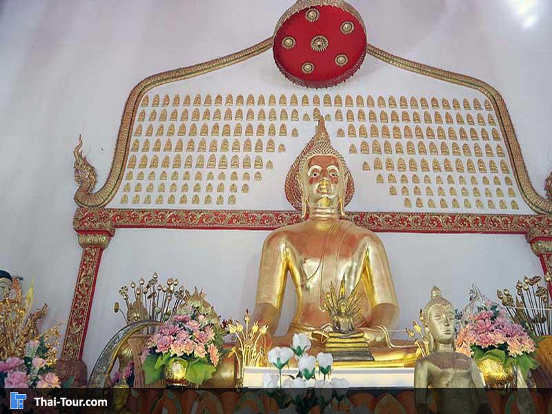 พระประธานภายในวิหาร