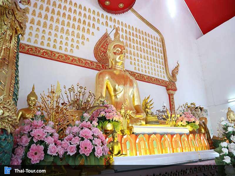 พระประธานภายในวิหาร