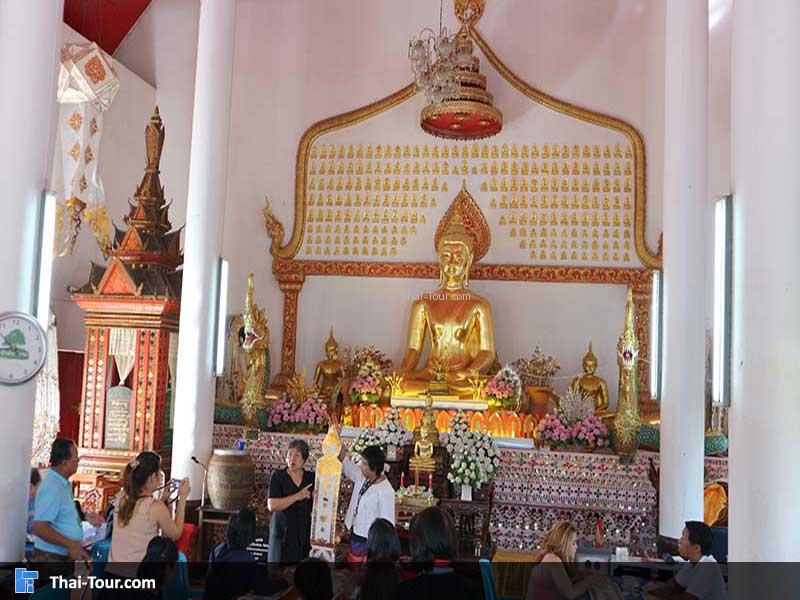 พระประธานภายในวิหาร