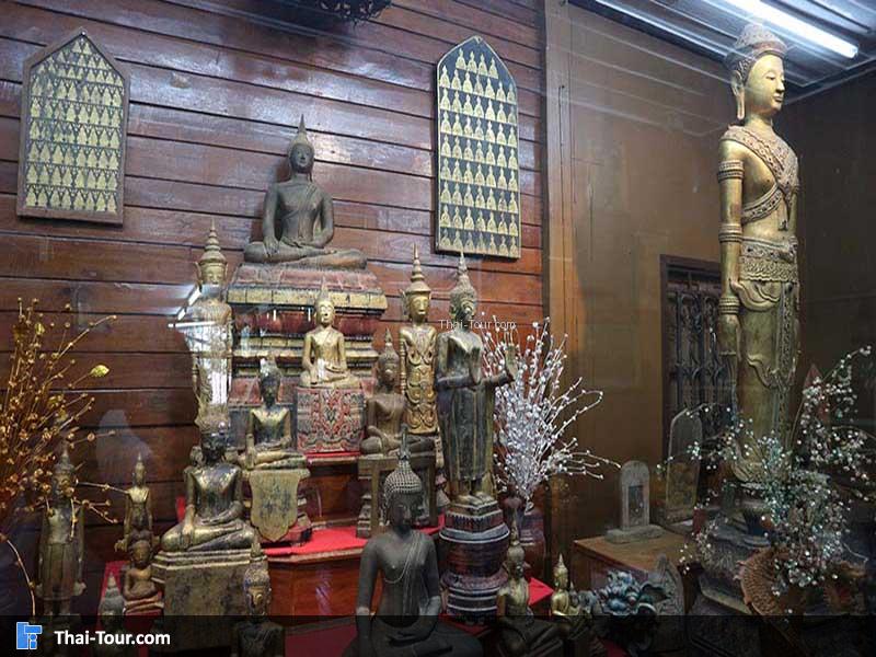 พระพุทธรูปไม้โบราญตั้งโชว์