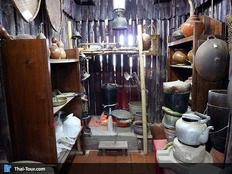 พระพุทธรูปไม้โบราญตั้งโชว์