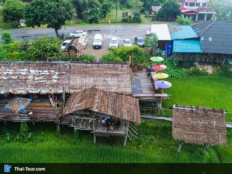 วิวมุมสูงด้านบนมองเห็นร้านกาแฟ