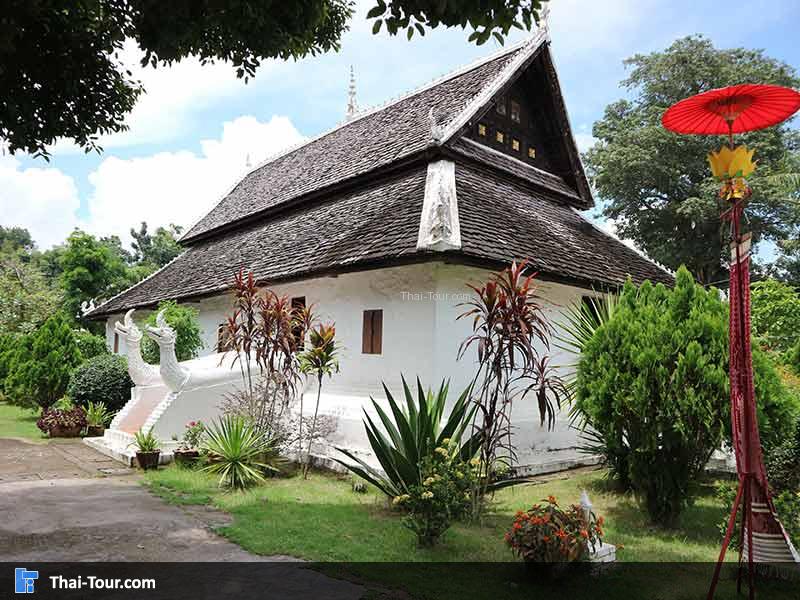 ด้านหน้าของวิหาร