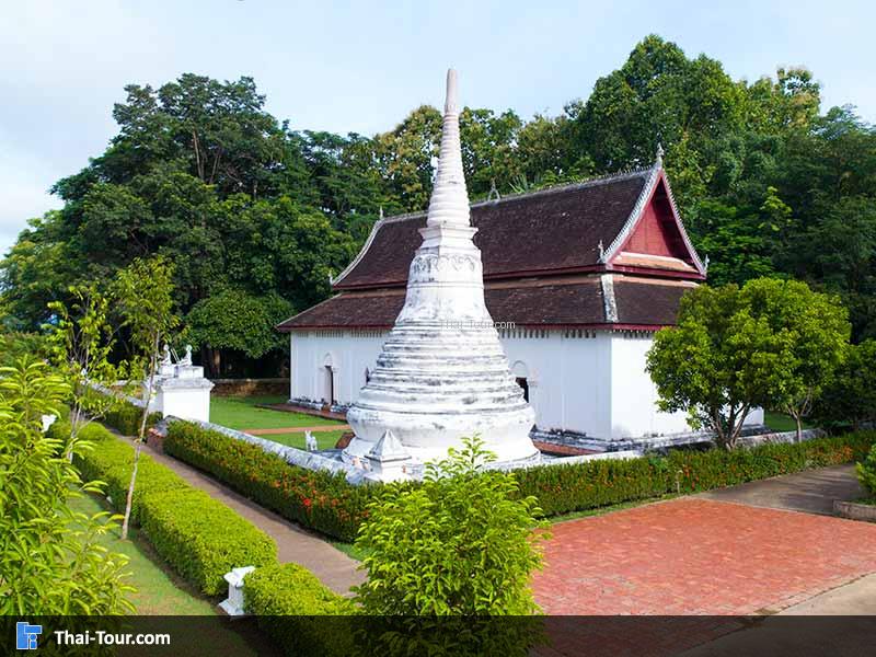 โบสถ์สีขาววัดพระธาตุแช่แห้ง